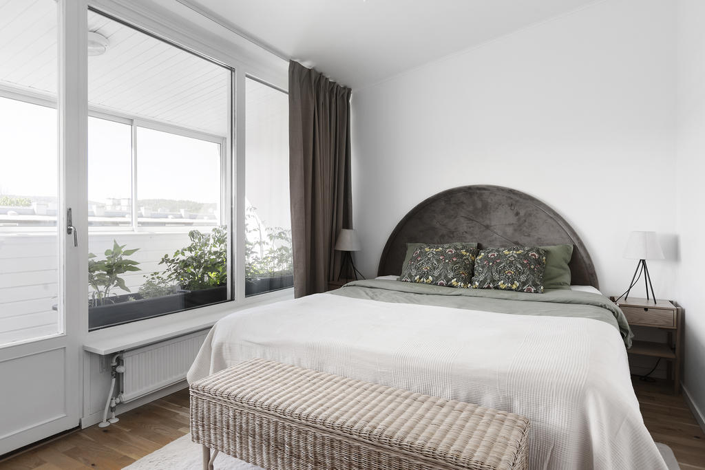 Master bedroom med maffig hög takhöjd och utgång till inglasad balkong