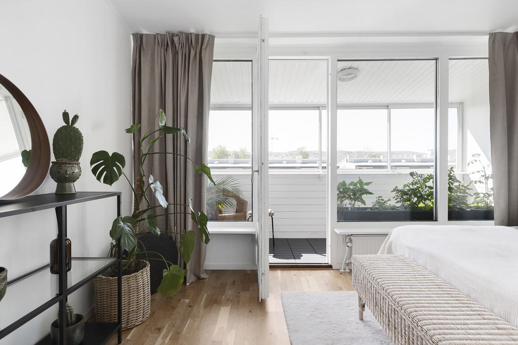 Master bedroom med maffig hög takhöjd och utgång till inglasad balkong