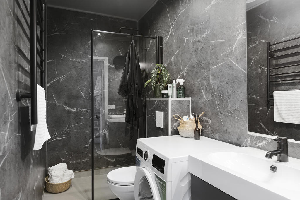 Bostadens andra sovrum på övre plan 