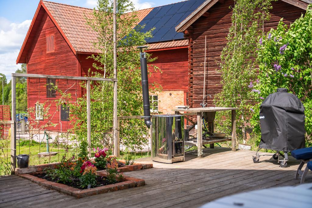 Uteplats med ladan i bakgrunden