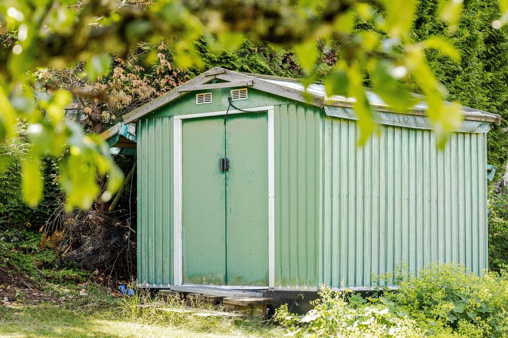 Förvaringsbyggnad i trädgården på baksidan