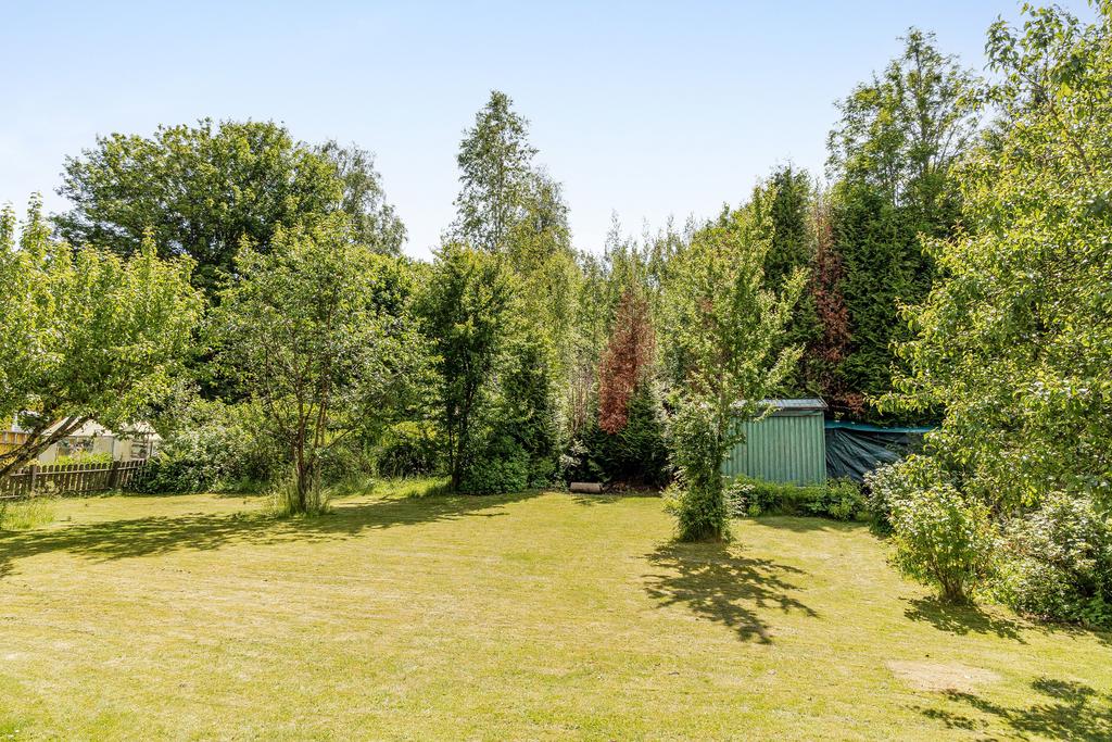 Vyn från uteplatsen mot trädgården