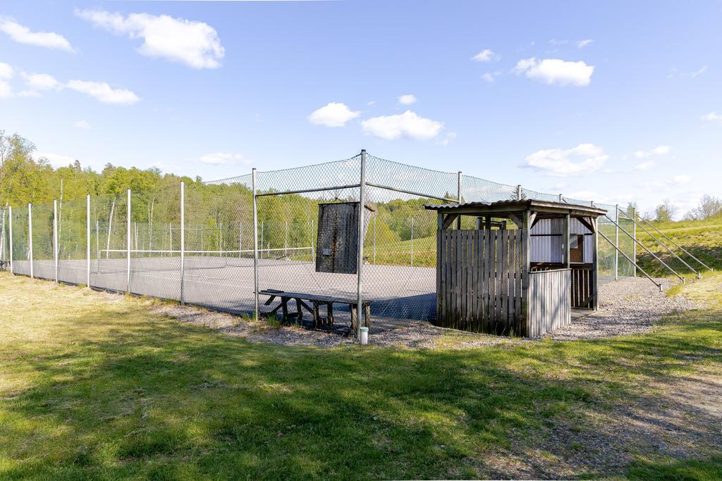 Det finns även tennisbanan