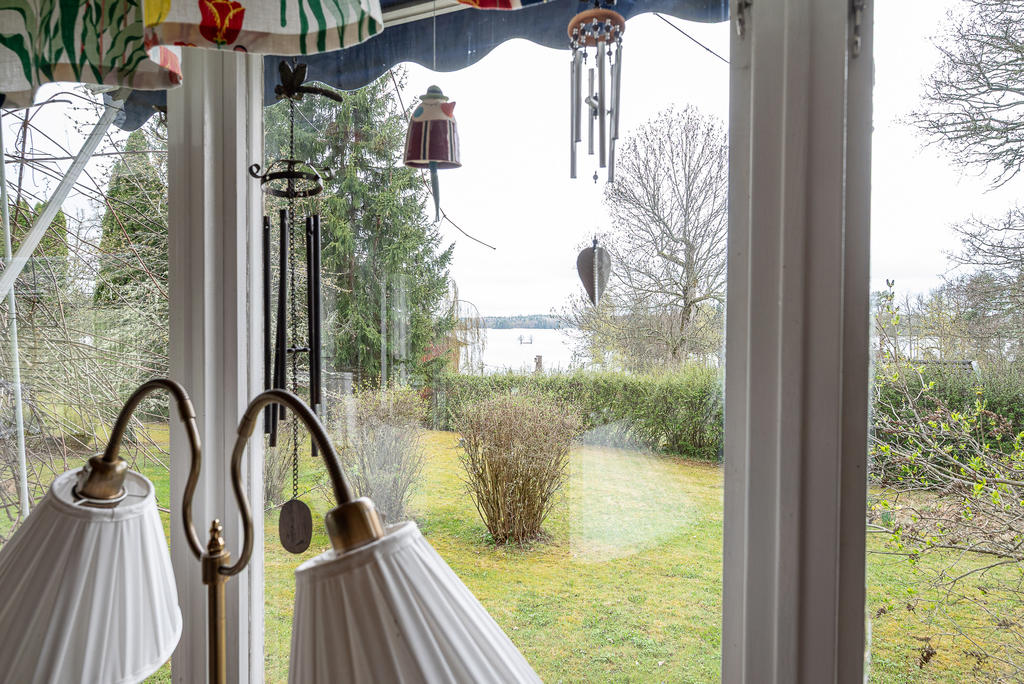 Storstuga med sjökontakt