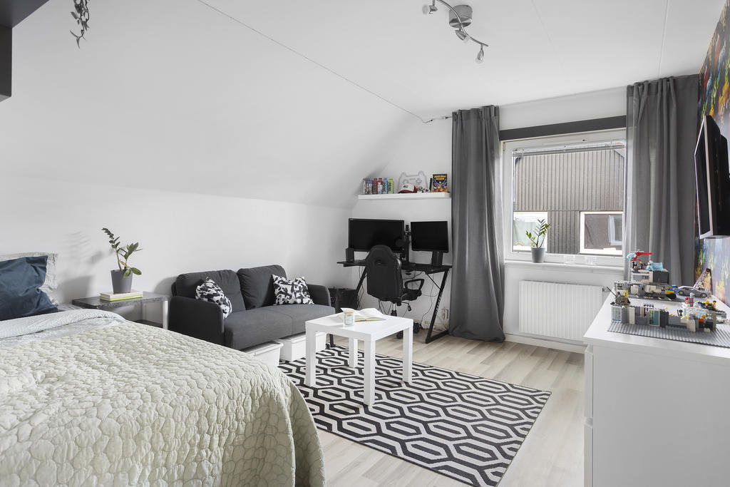 Stort sovrum på ovanvåningen