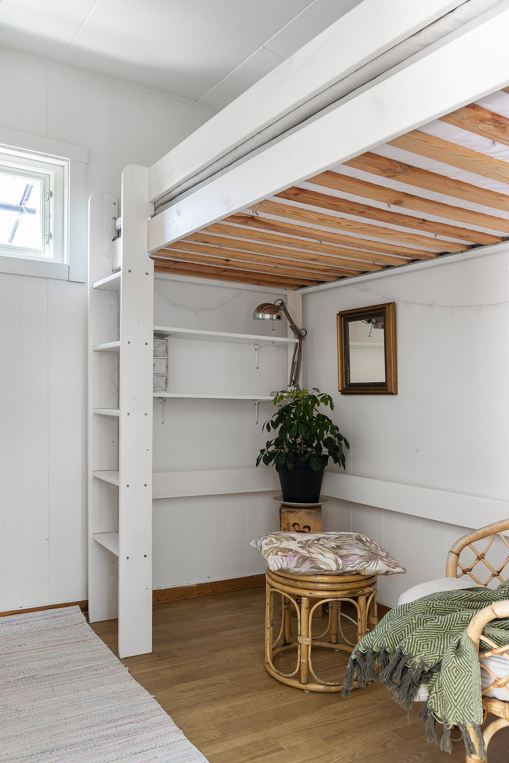 Ett av sovrummen har en praktisk loftsäng, vilket frigör yta för kontor, läshörna, tv-rum mm