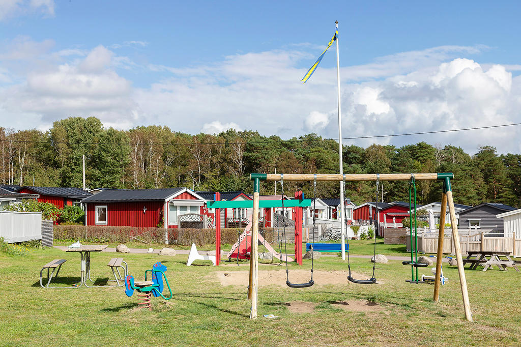 Från vardagsrummet och växthuset har ni bra uppsikt över lekplatsen, utan att störas