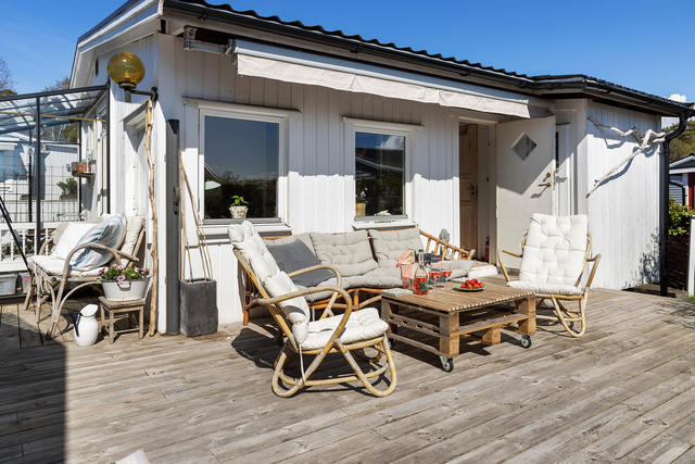 I en lugn återvändsgränd finner ni denna unika stuga med växthus som nås från huset