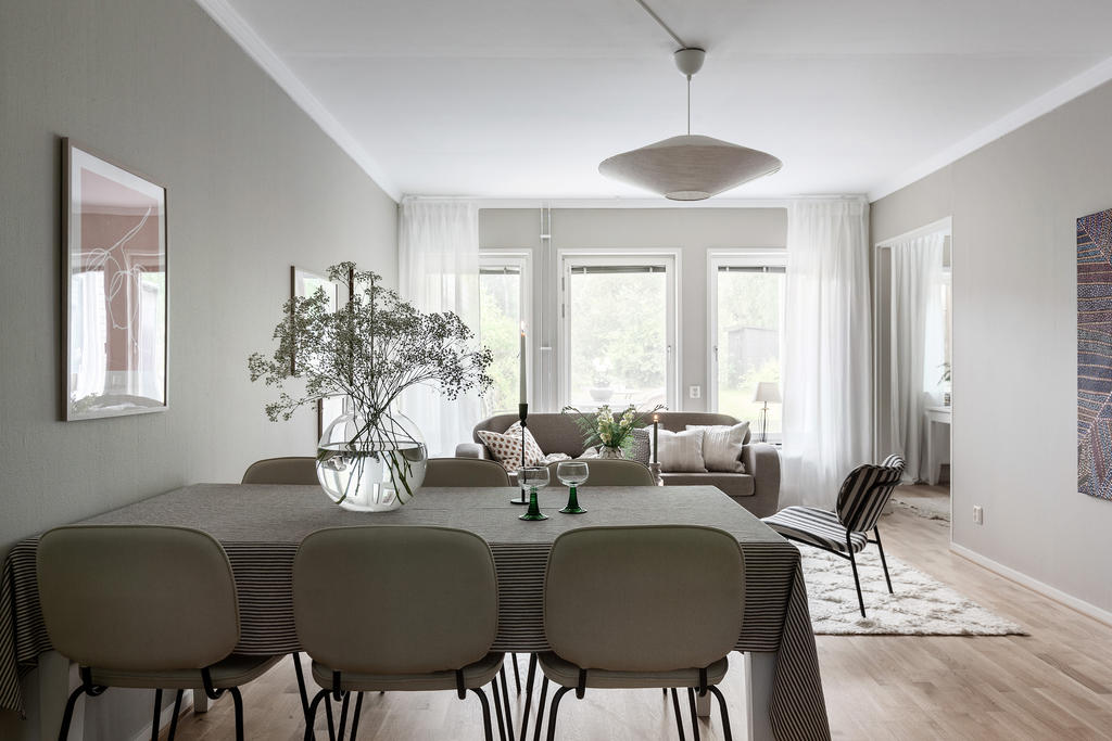 Plats för såväl matsalsbord ch soffgrupp
