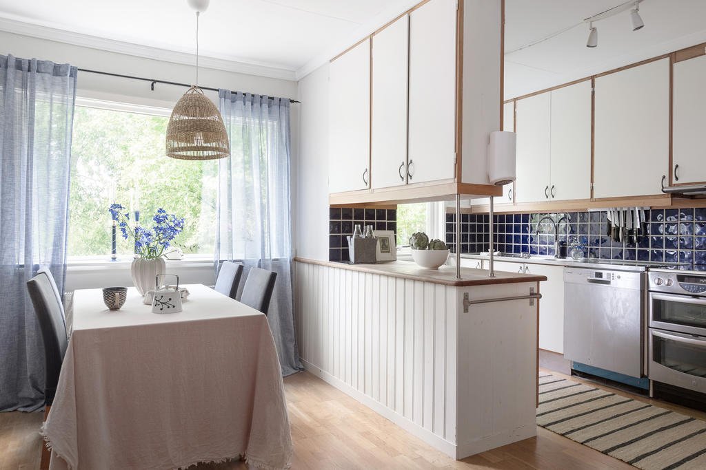 Matplats framför fönstren
