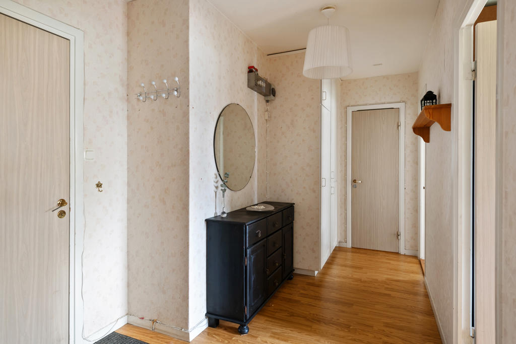 Hall med två garderober