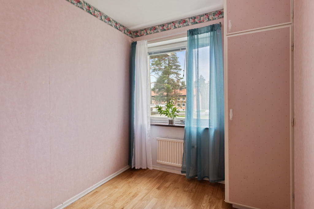 Sovrum 2 med en garderob