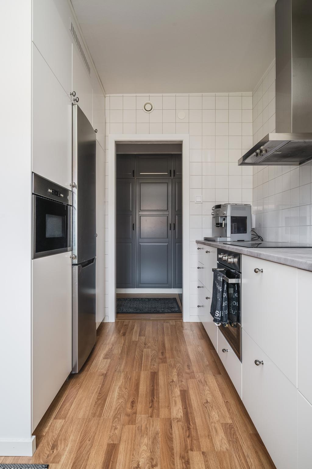 Vy mot hallen från köket