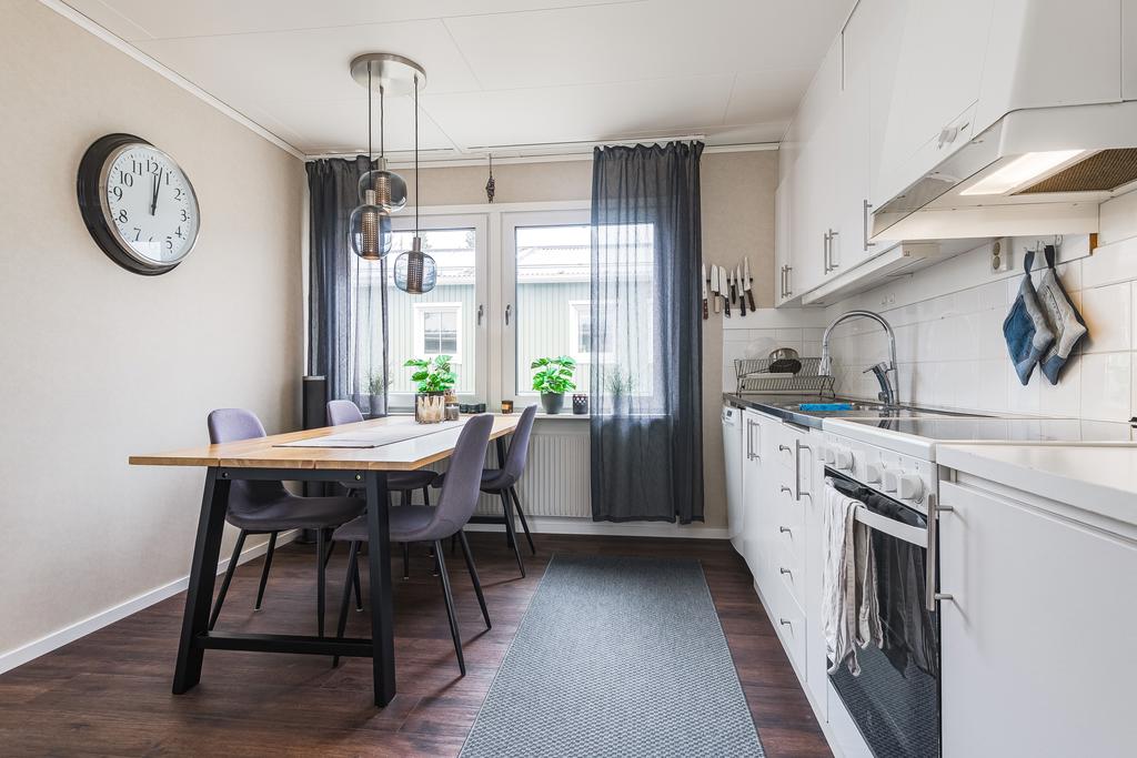 Kök med gott om plats för matgrupp