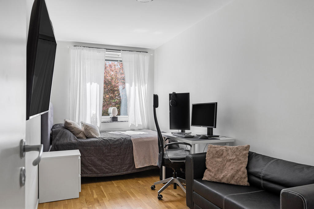 Rejält rum med plats för stor säng samt skrivbord