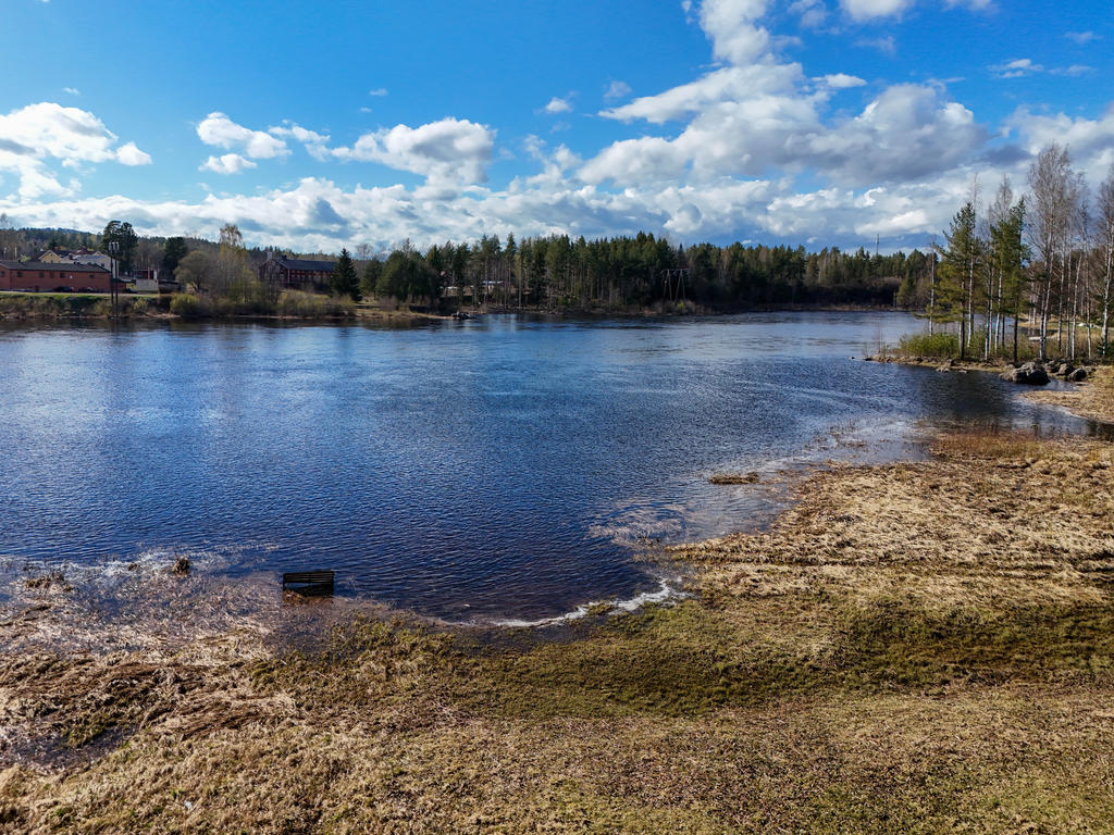 Vårflod i Ljusnan vid badplatsen. 