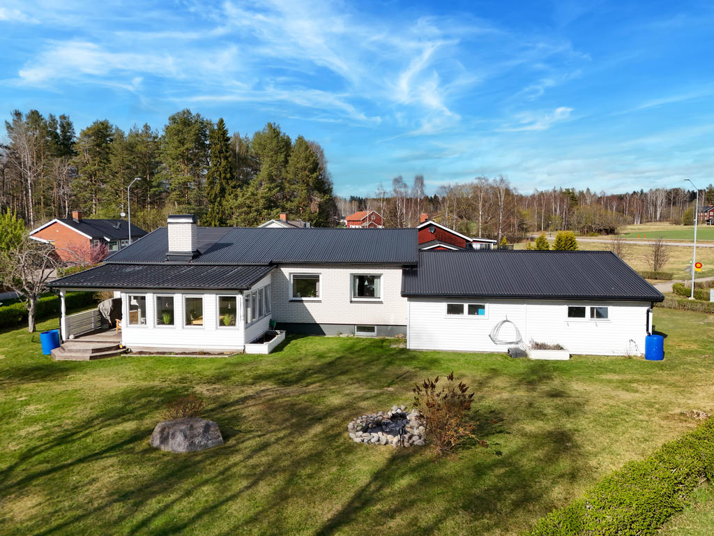 Trädgårdstomt med altan i soligt söderläge. 