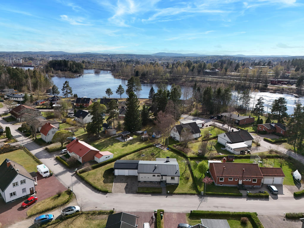 Vy från norr till söder med närhet till Ljusnan.