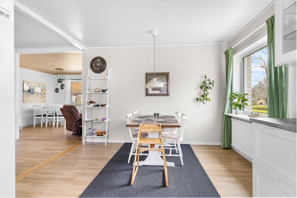 Matplats i kök med öppet till hall och vardagsrum. 