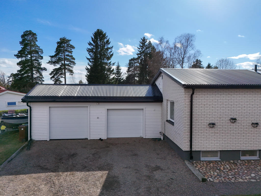 Dubbelgarage med el-portar och nytt tak samt träpanel ommålad år 2021. 