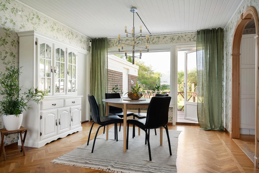 Matplats med utgång till tralldäck och trädgård
