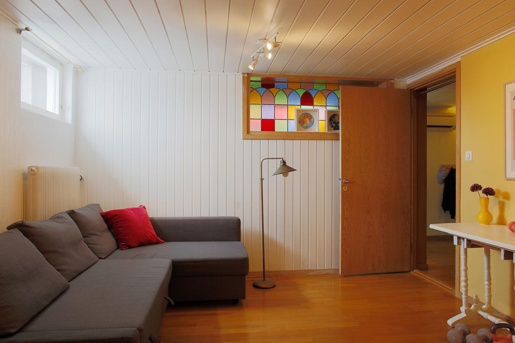 Gillestuga på entréplan som kan använas efter behov. Relax till bastun, sovrum, kontor eller dylikt
