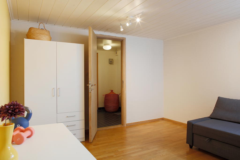 Gillestuga med vy mot bastun