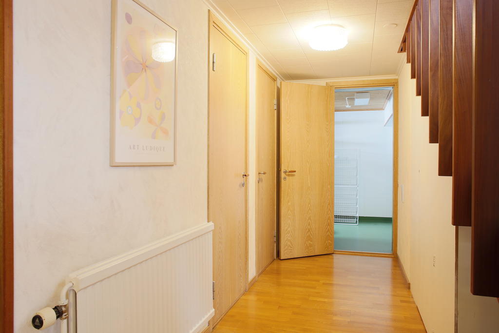 Passage mot tvättavdelning rakt fram. Dörrar till klädkammare och toalett på vänster sida