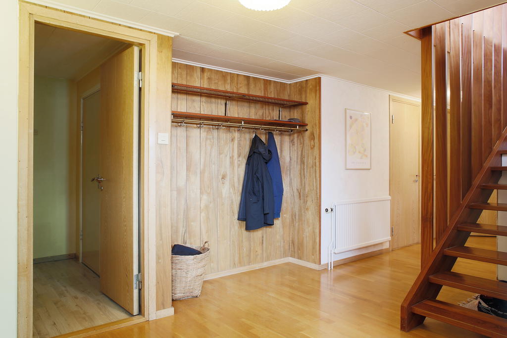 Klädavhängning, öppning mot groventré via garaget
