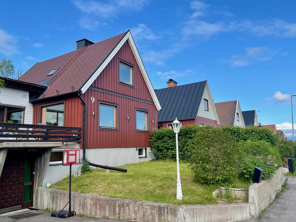 Gräsyta framför huset