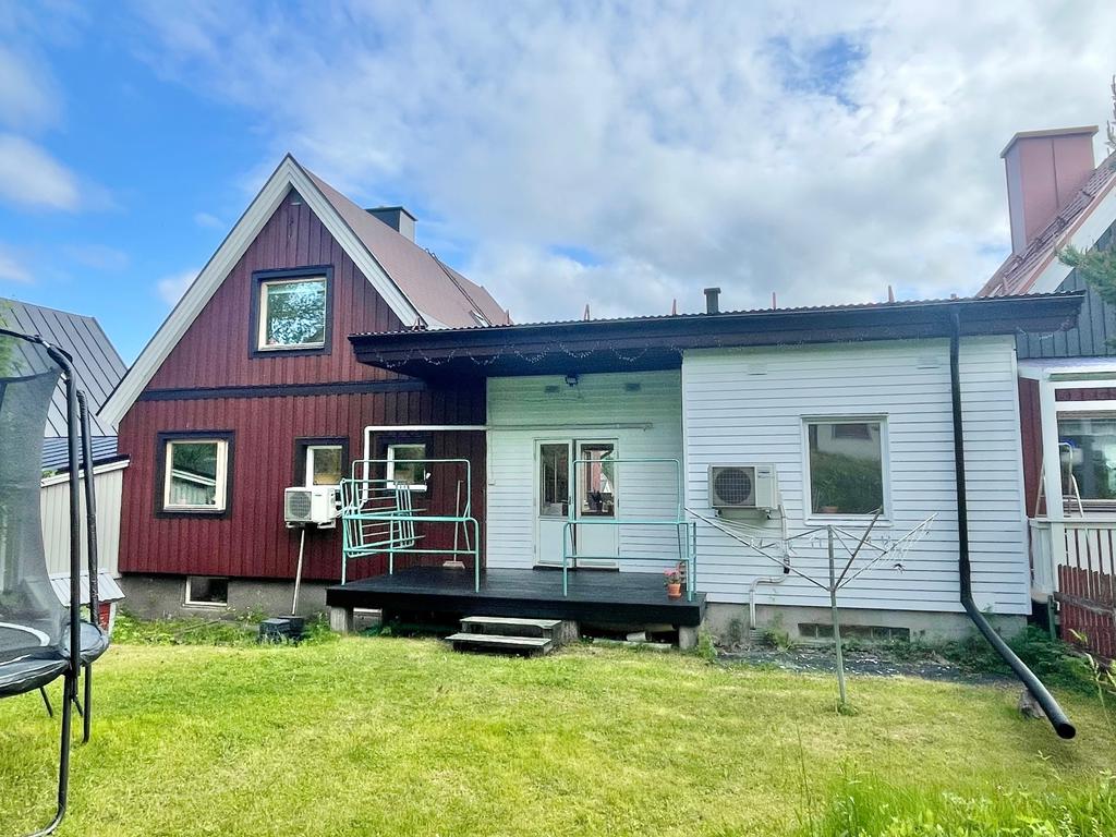 Bakgård med gräsyta och altan