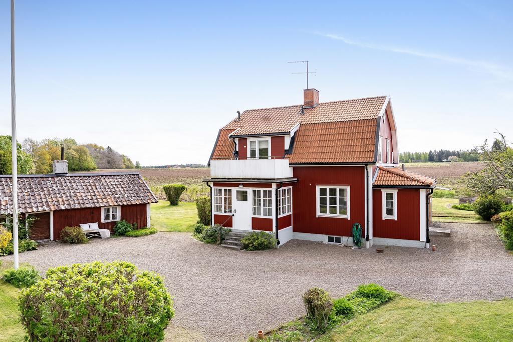 Huvudbostad med intilliggande 1600-talstorp