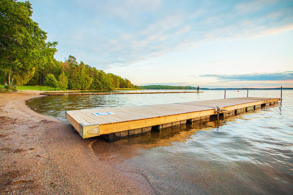 Sandstrand och badbryggor i området