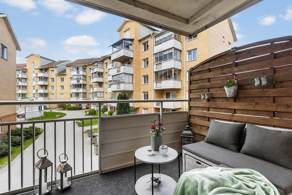 Den mysiga balkongen vid köket med vy mot andra gården