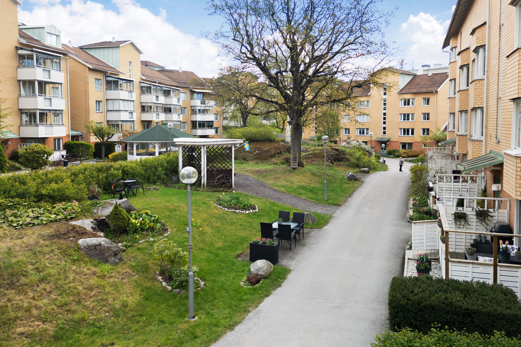 Uteplats mot förenings mysiga gård