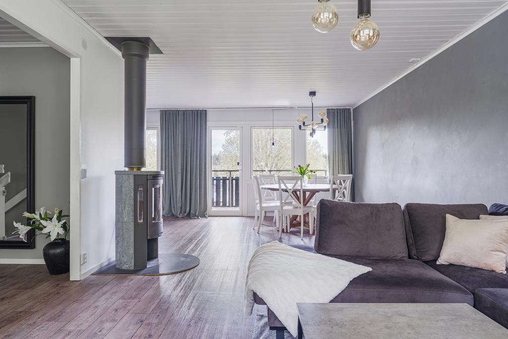 Vardagsrum och kök i öppen planlösning och här finns ytterligare en utgång till balkongen