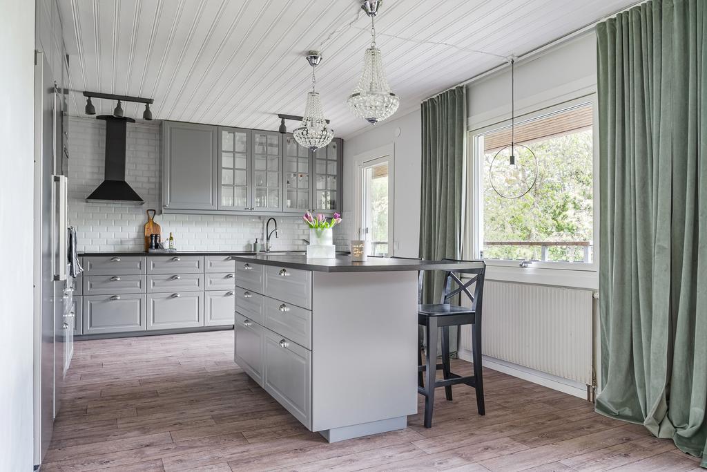 Köksön ger plats för ett par barstolar