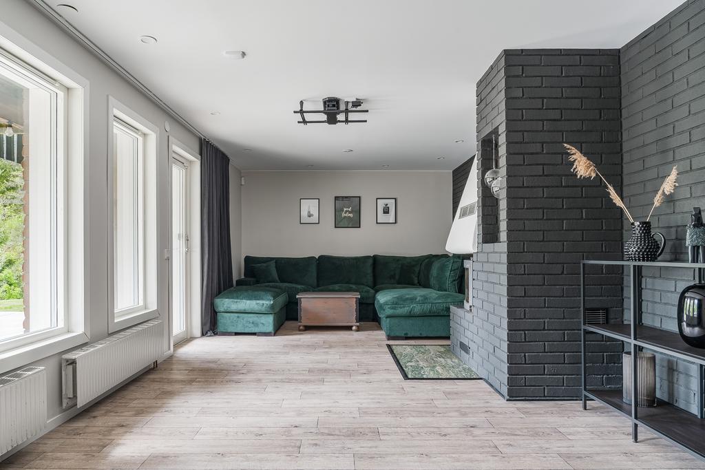Mörk tegelvägg med öppen spis 