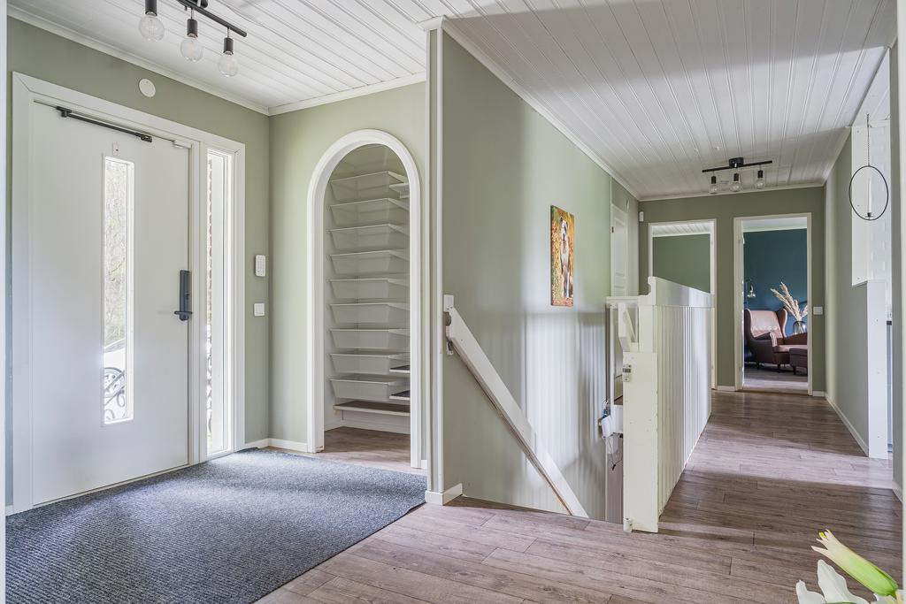 Rymlig hall med generösa förvaringslösningar