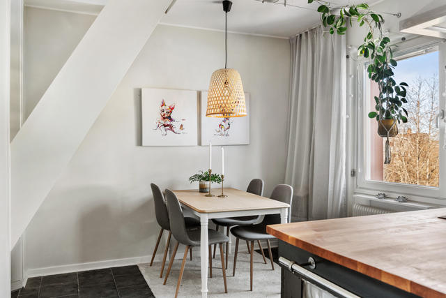 Ljust och rymligt kök med plats för matbord.