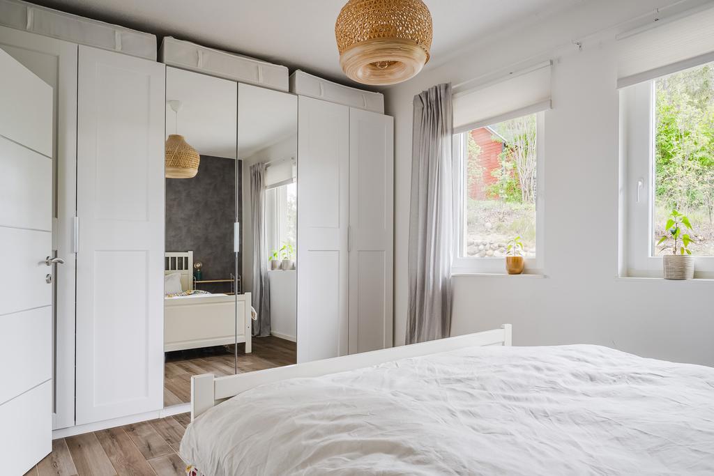 Sovrum 1 med plats för dubbelsäng. Tre stycken dubbelgarderober. 
