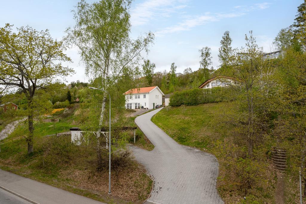 Uppfart med carport med förråd och plats för bilar.  