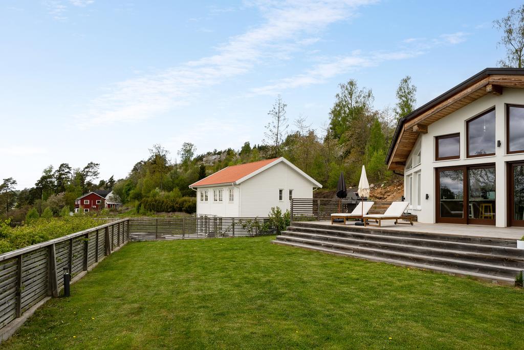 Fritt läge, plan gräsyta med plats för t.ex. en ovanjordpool.