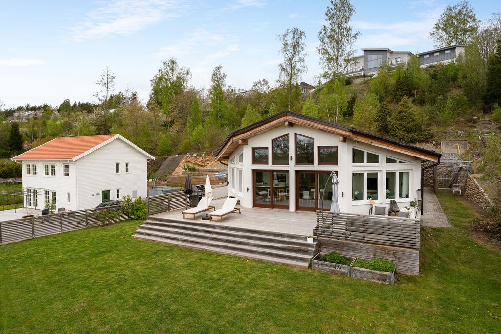 Två stora skjutbara fönsterpartier mot altanen.  