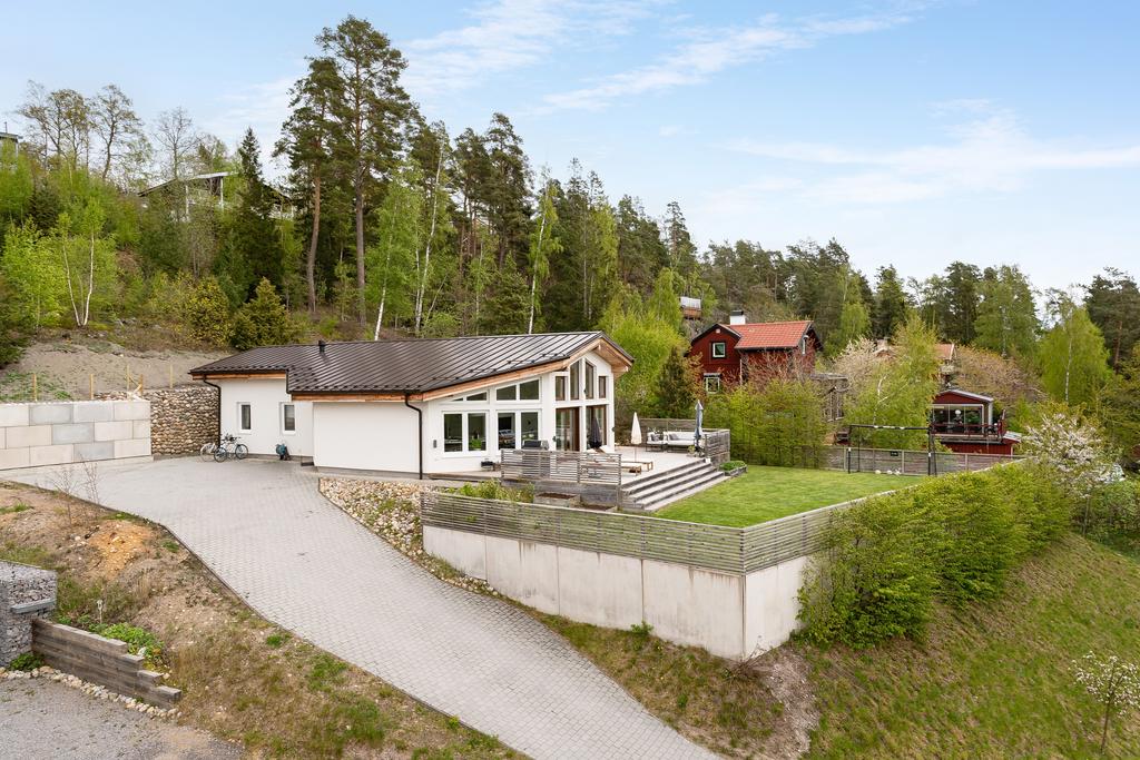 Stor stensatt yta för fordon eller kanske en uteplats. 