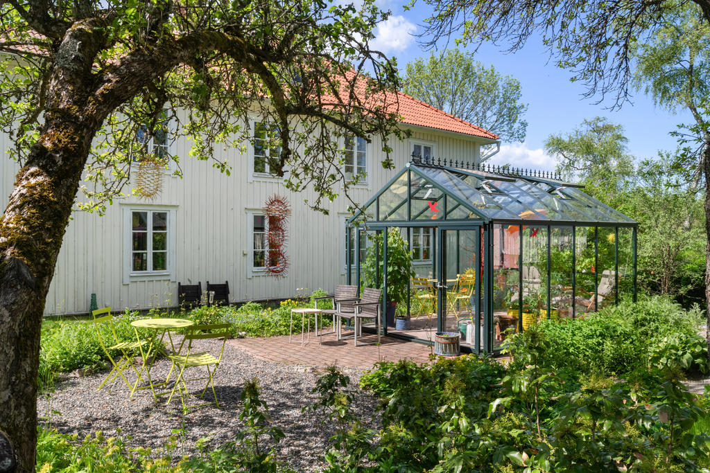 Fin uteplats utanför växthuset
