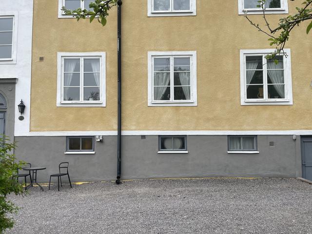Lägenhetens tre fönster mot gården