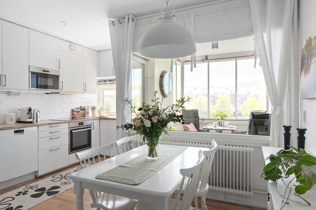 Stilrent kök med moderna materialval och allt du behöver för att trivas!