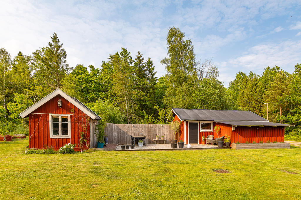 Uthus, garage och uteplats i harmoni