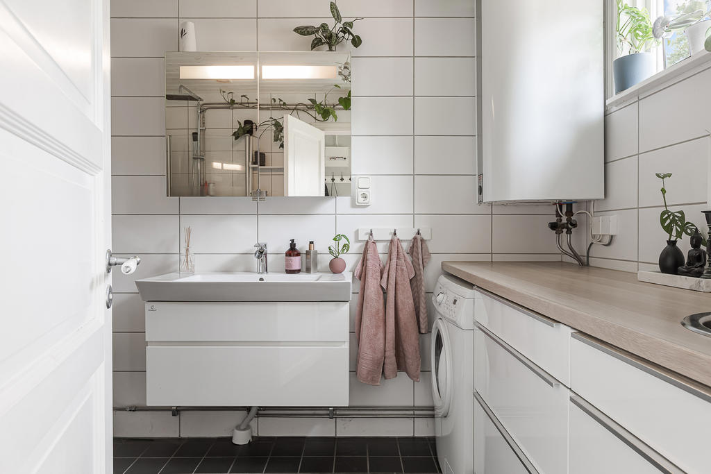 Badrum med tvättmaskin